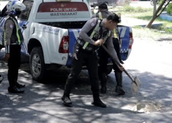 Nataru di Depan Mata, Satlantas Polres Gresik Tambal Jalan Berlubang Demi Keselamatan Pengendara