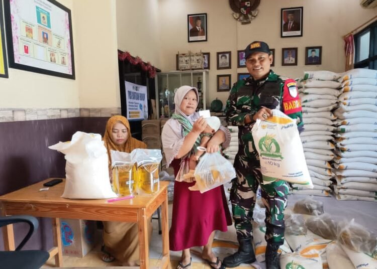 Peran Aktif Babinsa Dampingi Penyaluran Bantuan Pangan KPM Tepat Sasaran Berkah Barokah