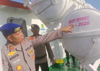 Satpolairud Polres Gresik Cek Kelayakan Kapal Pastikan Penumpang Aman Selama Nataru