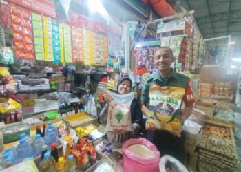 Jelang Nataru, Babinsa Kota Gresik Pantau Harga Beras di Pasar Baru