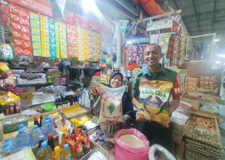 Jelang Nataru, Babinsa Kota Gresik Pantau Harga Beras di Pasar Baru