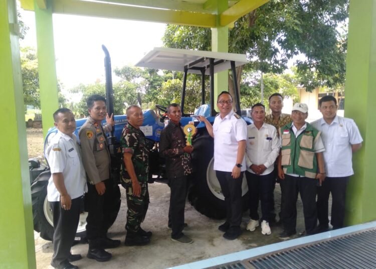 Dorong Modernisasi Pertanian, Pemkab Gresik Serahkan Armada Traktor untuk Gapoktan Kedamean