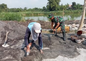 Tak Kenal Libur Nataru !! Babinsa Bungah Bersama Warga Pegundan Bangun Tanggul Penahan Tanah Antisipasi Bencana