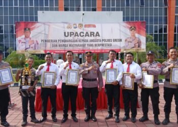 Polres Gresik Gelontor Penghargaan untuk Puluhan Anggota Berprestasi dan Tokoh Masyarakat Penjaga Kamtibmas