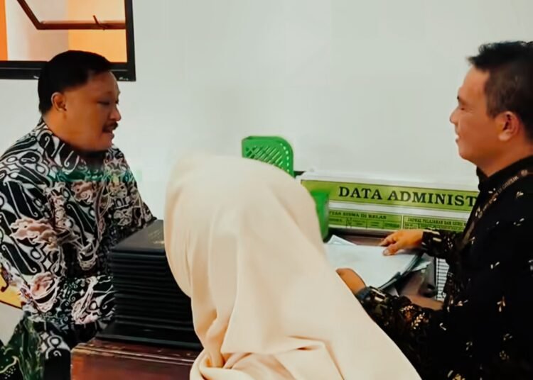 Teladan !! Wakil Ketua DPRD Kabupaten Gresik H Mujid Riduan, S.H Dukung Penuh “Gerakan Ayah Mengambil Rapor”