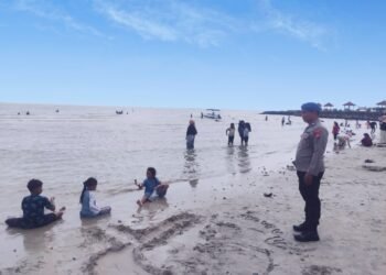 Libur Nataru Pantai Dalegan Dipadati Wisatawan, Satpolair Polres Gresik Tingkatkan Pengamanan
