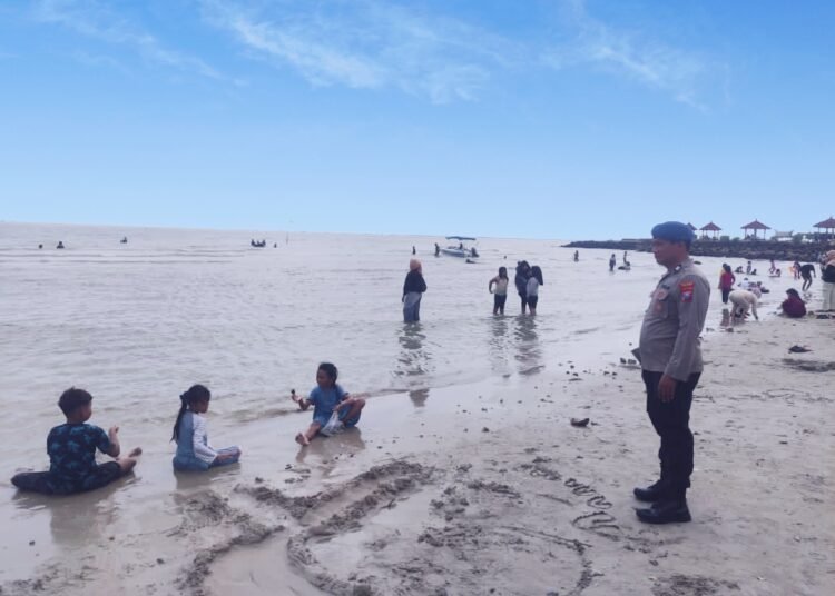 Libur Nataru Pantai Dalegan Dipadati Wisatawan, Satpolair Polres Gresik Tingkatkan Pengamanan