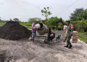Karya Bakti, Babinsa Koramil Ujungpangkah Bantu Warga Perbaiki Kantor Posyandu