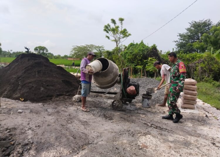 Karya Bakti, Babinsa Koramil Ujungpangkah Bantu Warga Perbaiki Kantor Posyandu