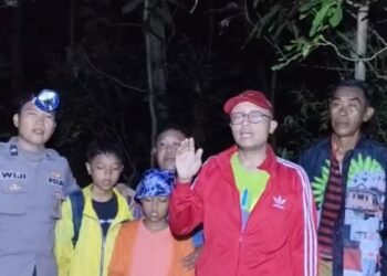 Sigap !! Malam-malam, Polres Gresik Selamatkan Wisatawan Asal Sidoarjo Tersesat di Hutan Pulau Bawean