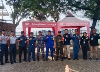 Dukung Pos Pam Nataru, Babinsa Amankan Keberangkatan KMP Ekspres Bahari di Bawean