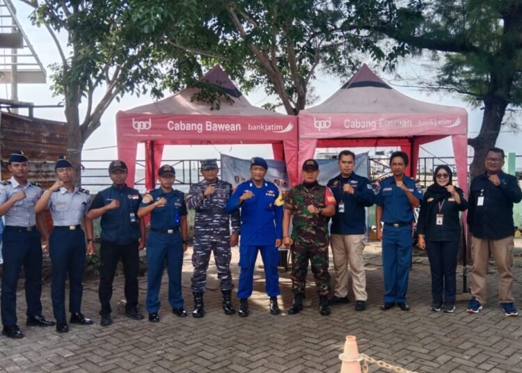 Dukung Pos Pam Nataru, Babinsa Amankan Keberangkatan KMP Ekspres Bahari di Bawean