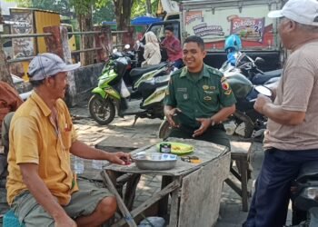 Humanis !! Babinsa Dorong Peran Aktif Penjaga Parkir Tingkatkan Kewaspadaan Keamanan Pasar Kedamean