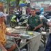 Humanis !! Babinsa Dorong Peran Aktif Penjaga Parkir Tingkatkan Kewaspadaan Keamanan Pasar Kedamean