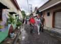Penuh Semangat !! Babinsa Sukorame Gresik Bersama Warga Bersihkan Jalan Ciptakan Lingkungan Aman dan Nyaman