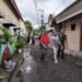 Penuh Semangat !! Babinsa Sukorame Gresik Bersama Warga Bersihkan Jalan Ciptakan Lingkungan Aman dan Nyaman
