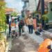 Tanggalkan Senjata, Babinsa Manyar Bantu Warga Pasang Paving Blok Dukung Pembangunan Jalan Desa