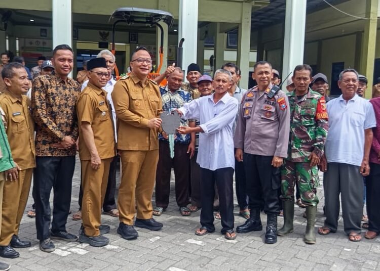 Horee !! Gapoktan Desa Munggugianti dan Sumput Dapat Bantuan Traktor dari Wabup Gresik