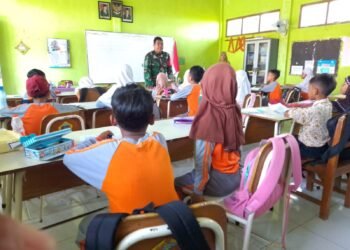 Tanamkan Cinta Tanah Air, Babinsa Manyar Berikan Wawasan Kebangsaan di SDN Tebalo