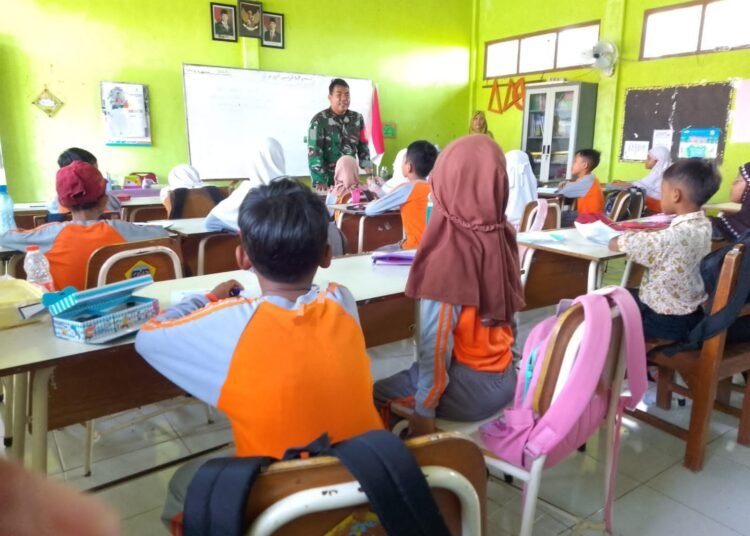 Tanamkan Cinta Tanah Air, Babinsa Manyar Berikan Wawasan Kebangsaan di SDN Tebalo