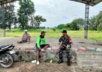 Babinsa Menganti Perkuat Sinergi dengan Warga Lewat Giat Komsos di Desa Laban