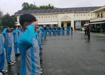Hujan Bukan Penghalang Siswa MA Hasan Jufri Bawean Berlatih PBB Bersama Babinsa Sangkapura