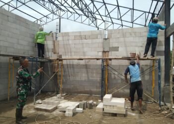 Pastikan Berjalan Sesuai Target, Babinsa Benjeng Pantau Pembangunan KDKMP di Desa Lundo