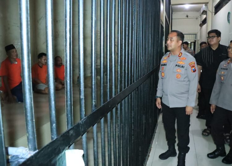 Tak Hanya Melakukan Pengecekan Rutan, Kapolres Gresik AKBP Ramadhan juga Sapa Warga Binaan Penuh Humanis