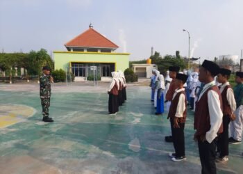 Tumbuhkan Jiwa Nasionalisme Sejak Dini, Babinsa Kota Gresik Berikan Wawasan Kebangsaan di Lingkungan Sekolah Dasar
