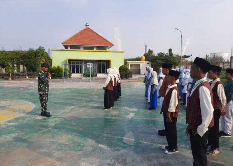 Tumbuhkan Jiwa Nasionalisme Sejak Dini, Babinsa Kota Gresik Berikan Wawasan Kebangsaan di Lingkungan Sekolah Dasar