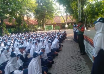 Ratusan Siswa SMP Negeri 17 Gresik Digembleng Babinsa Manyar PBB dan Wawasan Kebangsaan