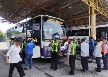 Viral Sopir Ugal-ugalan, Satlantas Polres Gresik Gelar Ramp Check Bus Demi Keselamatan Penumpang
