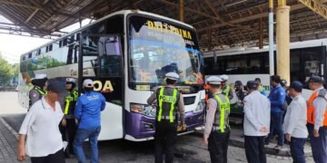 Viral Sopir Ugal-ugalan, Satlantas Polres Gresik Gelar Ramp Check Bus Demi Keselamatan Penumpang
