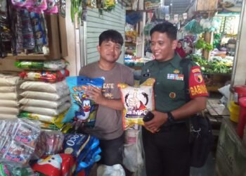 Jelang Ramadan, Babinsa Kota Gresik Pantau Harga Beras dan Jalin Komunikasi dengan Pedagang Pasar