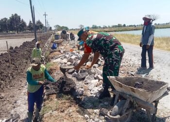 Tak Kenal Lelah, Babinsa Cerme Bersama Warga Gotong Royong Perbaiki Jalan Desa