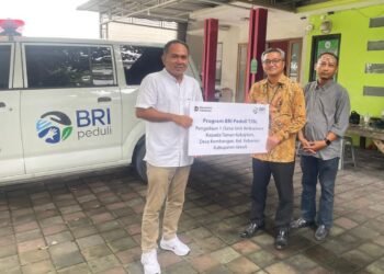 BRI Perkuat Kepedulian Sosial, Serahkan Ambulans untuk Layanan Kesehatan Masyarakat Gresik