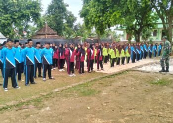 Perkuat Disiplin dan Karakter Kebangsaan, Babinsa Koramil Ujungpangkah Bekali Santri Pelatihan PBB