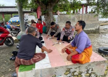 Bersama Nelayan Mengare, Satpolairud Polres Gresik Bahas Keselamatan dan Laut Lestari