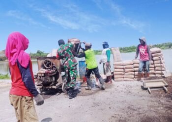 Babinsa Bungah Tak Kenal Lelah Turun Langsung Bantu Pembangunan Jalan Desa Sidokumpul