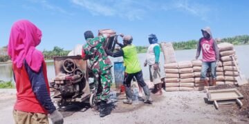 Babinsa Bungah Tak Kenal Lelah Turun Langsung Bantu Pembangunan Jalan Desa Sidokumpul