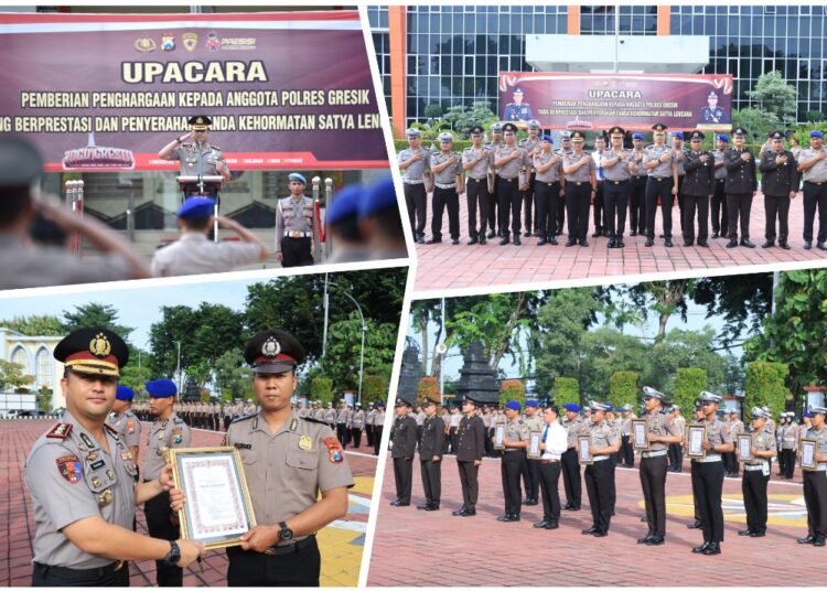 Penuh Khidmat !! Kapolres Gresik Berikan Penghargaan dan Satyalancana kepada 63 Anggota Berprestasi