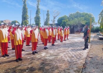 Penuh Semangat !! Babinsa Berikan Pelatihan PBB kepada Para Pelajar Demi Tanamkan Kedisiplinan Sejak Dini