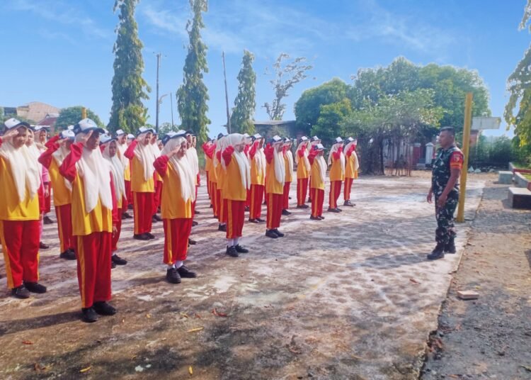 Penuh Semangat !! Babinsa Berikan Pelatihan PBB kepada Para Pelajar Demi Tanamkan Kedisiplinan Sejak Dini