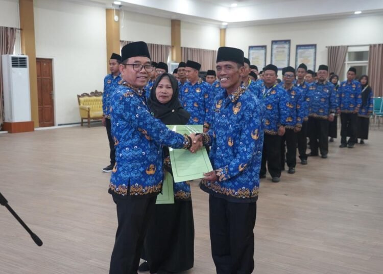 Lantik Penghulu dan ASN PPPK, Kakanwil Akhmad Sruji Bahtiar: Layani Masyarakat Sepenuh Hati