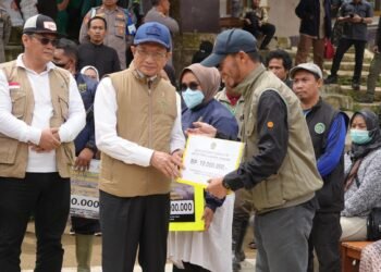 Menag Salurkan Bantuan Rp596 Juta untuk Madrasah, Guru, dan Siswa Terdampak Longsor Cisarua