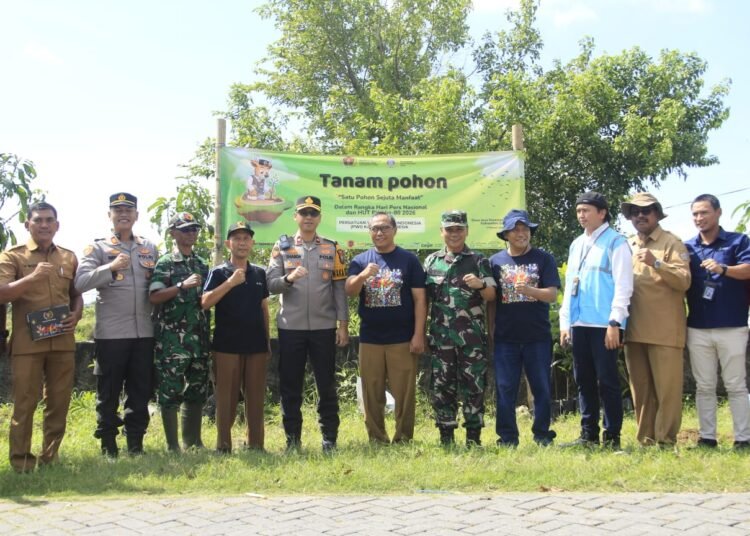 Pemkab dan Petrokimia Kompak Apresiasi Aksi Penghijauan PWI Gresik di Bantaran Kali Lamong