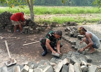Menyatu dengan Rakyat, Babinsa Cerme Terjun Langsung Bantu Perbaikan Jalan Desa