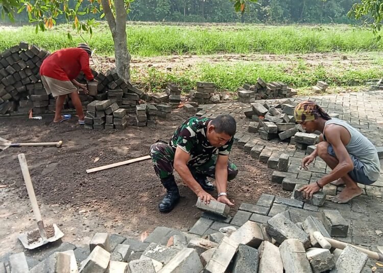 Menyatu dengan Rakyat, Babinsa Cerme Terjun Langsung Bantu Perbaikan Jalan Desa