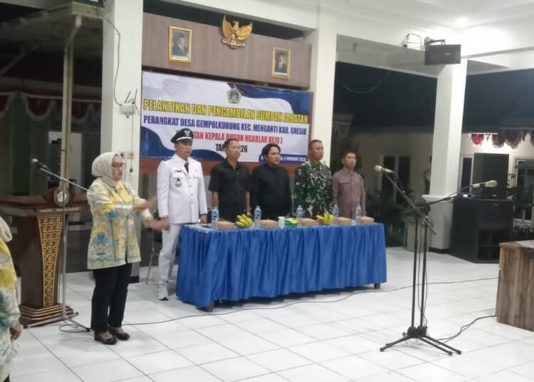 Camat Bagus dan Forkopimcam Menganti Hadiri Pelantikan Perangkat Desa Gempolkurung