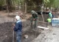Tak Kenal Lelah, Babinsa Kedamean Turun Langsung Bantu Perbaikan Drainase Desa Tulung